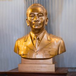 Tượng Chân Dung Đại Tướng Võ Nguyên Giáp Bằng Đồng Đỏ Cao 70cm