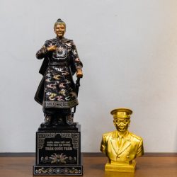 Tượng Trần Hưng Đạo Khảm Tam Khí Cao 48cm