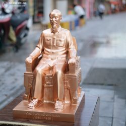 Tượng Bác Hồ Ngồi Ghế Ngai Bằng Đồng Đỏ Cao 42Cm