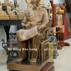 tượng Bác Hồ ngồi ghế mây bằng đồng đỏ cao 97cm
