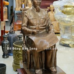 tượng Bác Hồ ngồi ghế mây bằng đồng đỏ cao 97cm