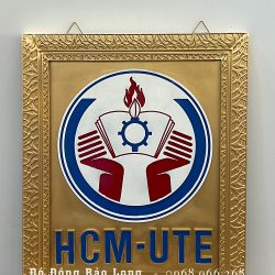 Đúc logo Trường Đại học Công Nghệ Kỹ Thuật HCM kích thước 50cm x 61cm