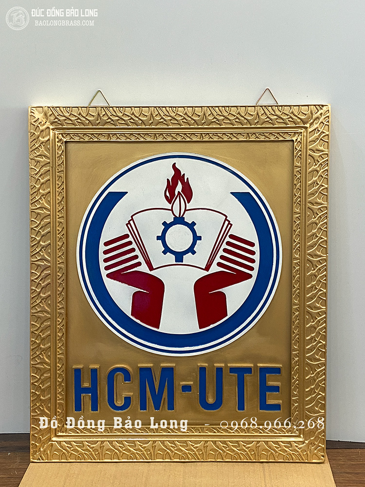 Đúc Logo Trường Đại Học Công Nghệ Kỹ Thuật HCM Kích Thước 50cm x 61cm