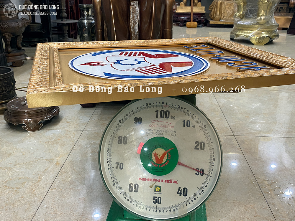 Đúc Logo Trường Đại Học Công Nghệ Kỹ Thuật HCM Kích Thước 50cm x 61cm