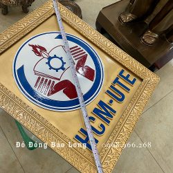 Đúc logo Trường Đại học Công Nghệ Kỹ Thuật HCM kích thước 50cm x 61cm