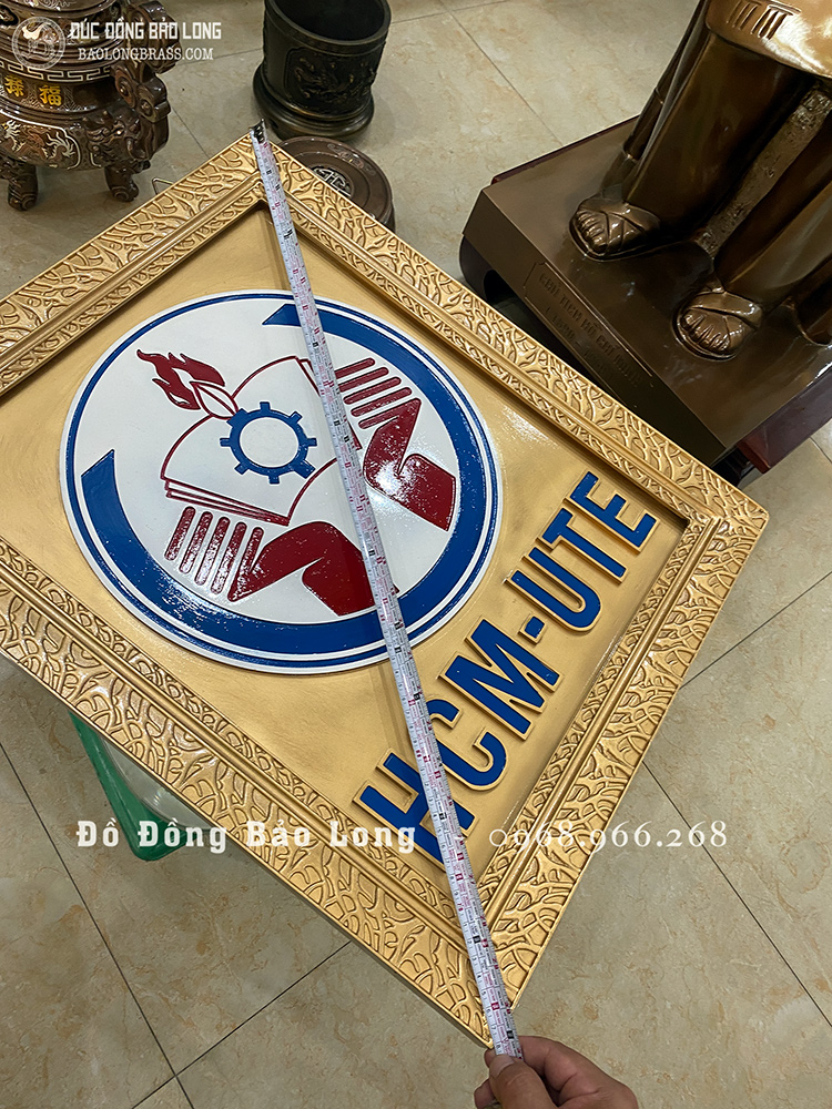 Đúc Logo Trường Đại Học Công Nghệ Kỹ Thuật HCM Kích Thước 50cm x 61cm