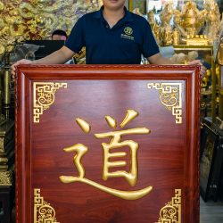 Tranh Chữ Đạo Tiếng Hán Bằng Đồng Dát Vàng Khung Gỗ Hương Khổ 1m07 x 1m07