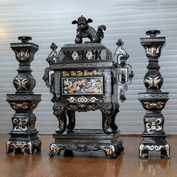 Bộ Tam Sự Chân Nến Đỉnh Vuông Bằng Đồng Khảm Tam Khí 5 Chữ Vàng Cao 60Cm