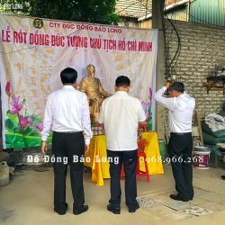 Tượng Bác Hồ ngồi ghế bằng đồng đỏ cao 1m27