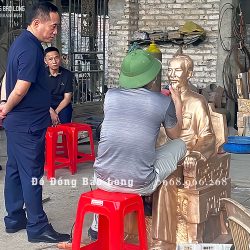 Tượng Bác Hồ ngồi ghế bằng đồng đỏ cao 1m27