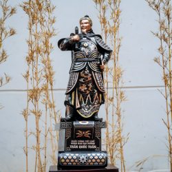 Tượng Trần Hưng Đạo Đứng Bệ Thuyền Bằng Đồng Khảm Tam Khí Cao 61Cm