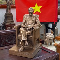 Tượng Bác Hồ ngồi ghế bằng đồng đỏ cao 48cm