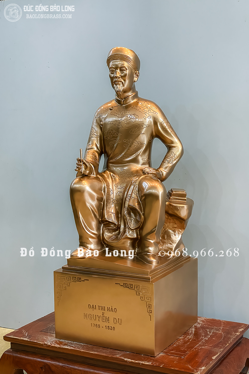 Tượng Đại Thi Hào Nguyễn Du Bằng Đồng Đỏ Cao 81Cm