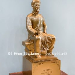 tượng Đại thi hào Nguyễn Du bằng đồng đỏ cao 81cm