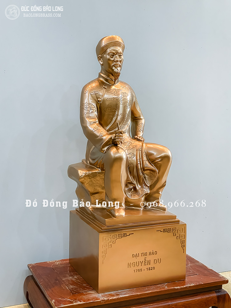 Tượng Đại Thi Hào Nguyễn Du Bằng Đồng Đỏ Cao 81Cm