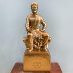 tượng Đại thi hào Nguyễn Du bằng đồng đỏ cao 81cm