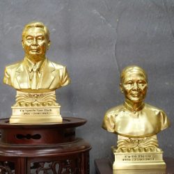 Đúc Tượng Chân Dung Ông Bà Bằng Đồng Vàng Cao 30Cm