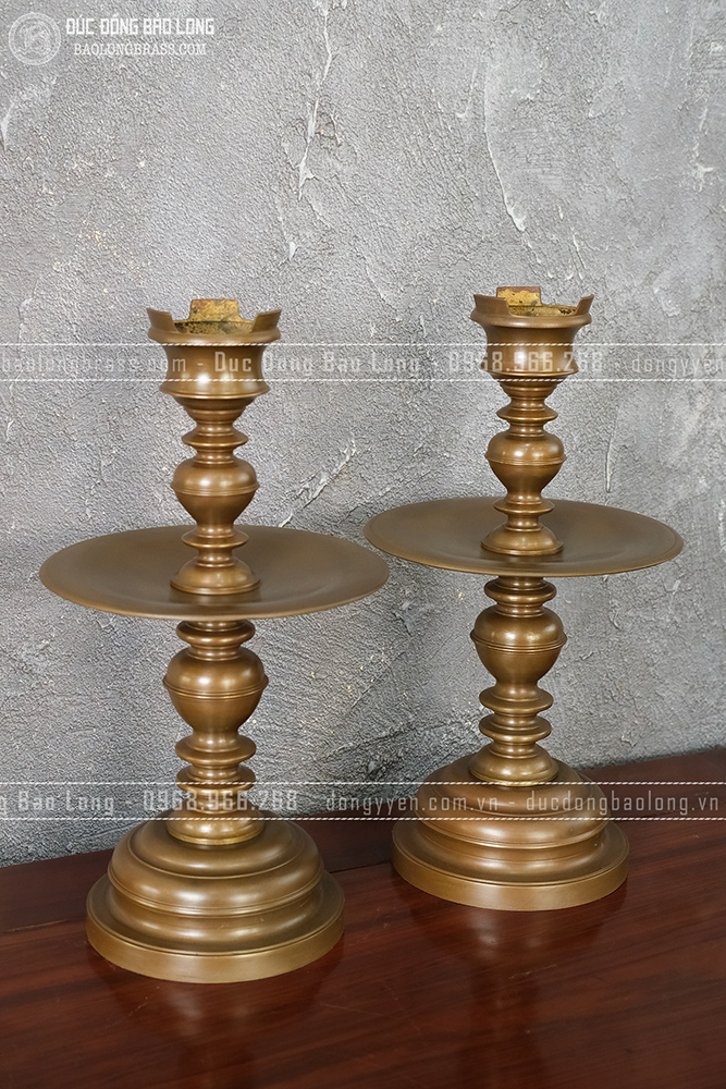 Cặp chân nến đồng vàng cao 41cm trơn màu trầm cổ