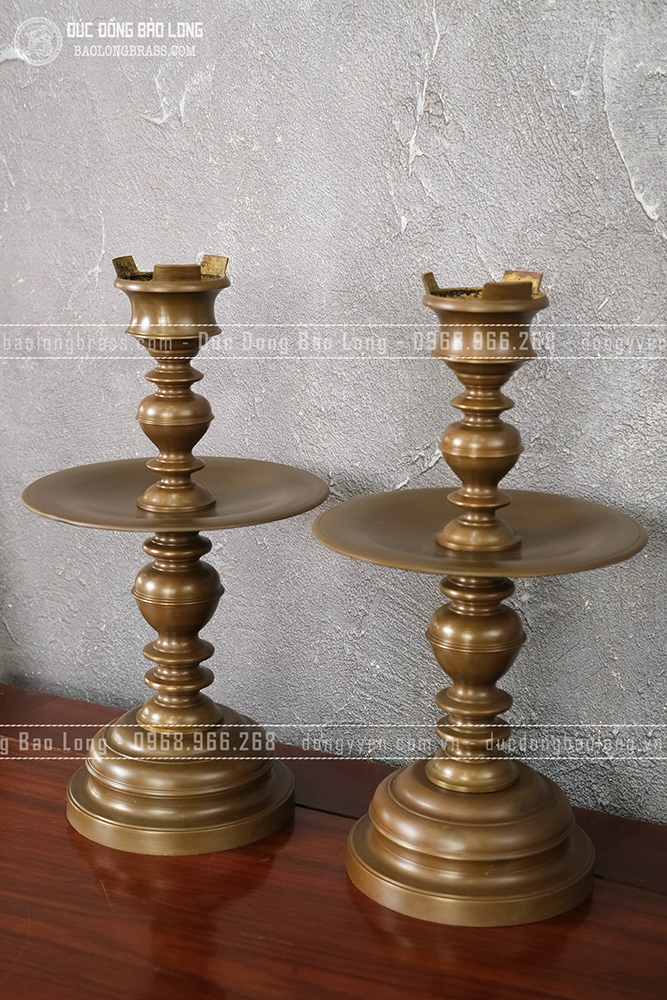 Cặp chân nến đồng vàng cao 41cm trơn màu trầm cổ