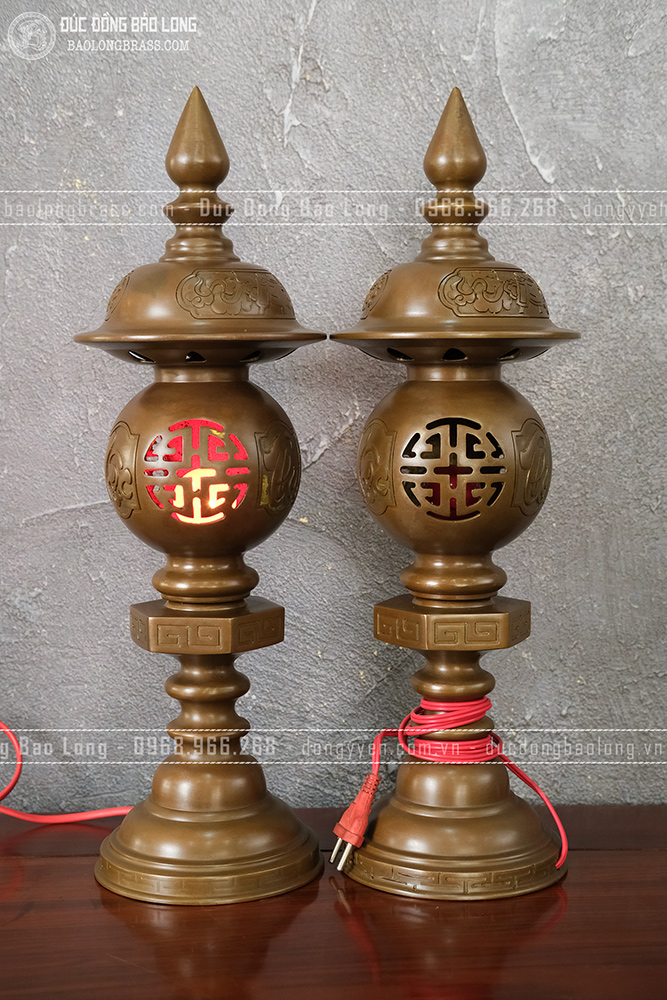 Đôi đèn bằng đồng vàng cao 50cm màu trầm cổ