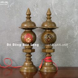 Đôi đèn bằng đồng vàng cao 50cm màu trầm cổ