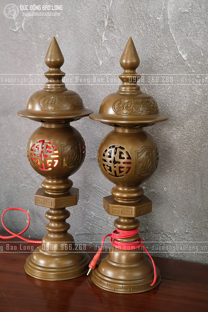 Đôi đèn bằng đồng vàng cao 50cm màu trầm cổ