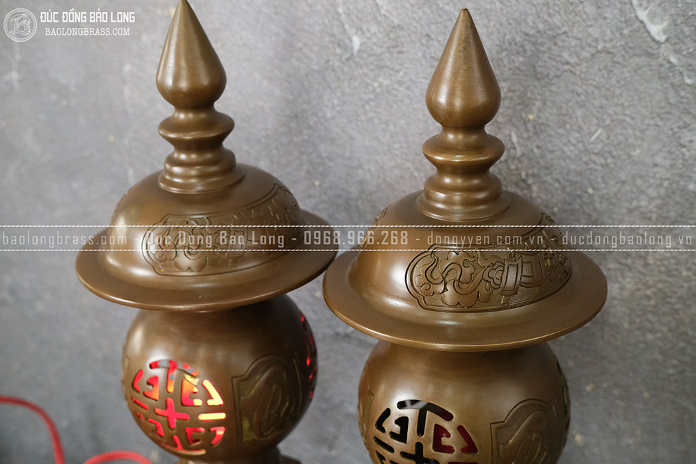 Đôi Đèn Bằng Đồng Vàng Cao 50Cm Màu Trầm Cổ