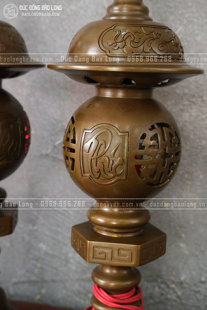 Đôi đèn bằng đồng vàng cao 50cm màu trầm cổ
