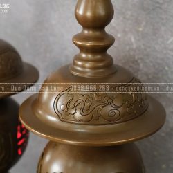 Đôi đèn bằng đồng vàng cao 50cm màu trầm cổ