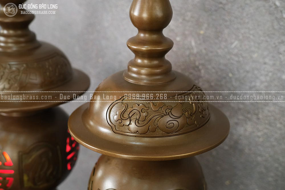 Đôi Đèn Bằng Đồng Vàng Cao 50Cm Màu Trầm Cổ