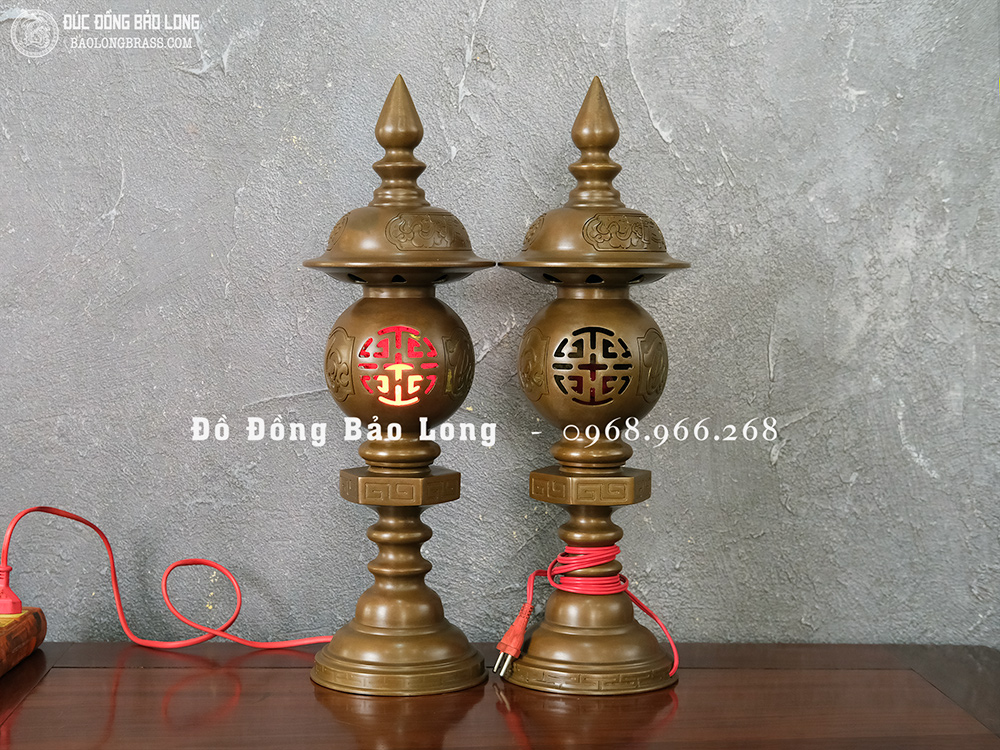 Đôi Đèn Bằng Đồng Vàng Cao 50Cm Màu Trầm Cổ