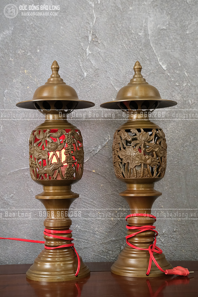 Đôi đèn bằng đồng vàng cao 44cm màu trầm cổ