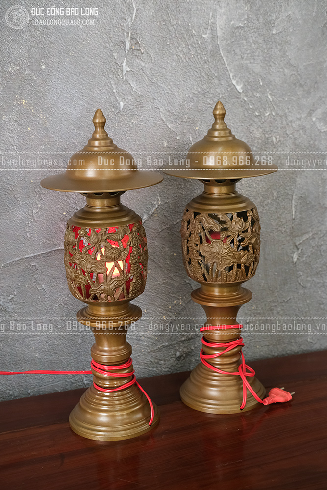 Đôi đèn bằng đồng vàng cao 44cm màu trầm cổ