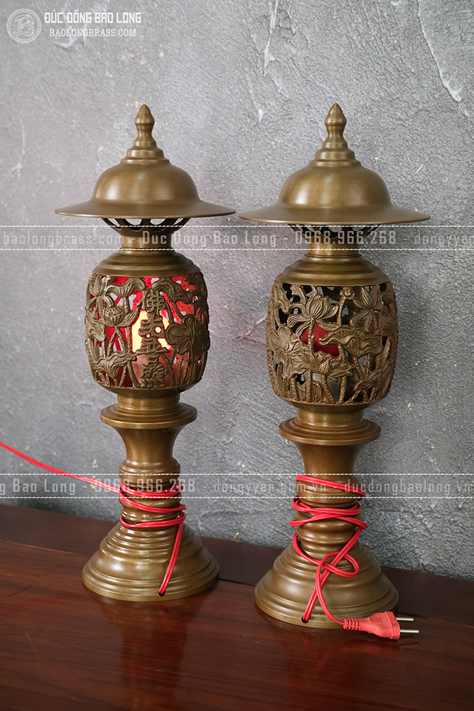 Đôi đèn bằng đồng vàng cao 44cm màu trầm cổ