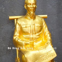 Tượng đồng Bác Hồ ngồi đọc báo bằng đồng dát vàng 24k cao 50cm