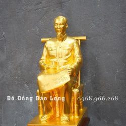 Tượng đồng Bác Hồ ngồi đọc báo bằng đồng dát vàng 24k cao 50cm