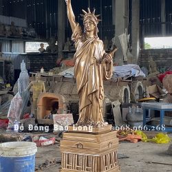 Tượng Nữ Thần Tự Do bằng đồng đỏ cao 1m55